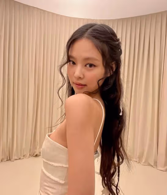 玩太嗨?Jennie在歐洲派對貼臉親吻已婚男!粉絲卻認為在大驚小怪
