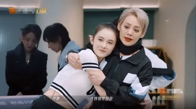 紅毯假摔,拍擦邊照,自稱迪冪孟扎,這麼作全因被富二代騙婚?