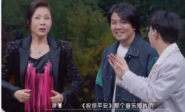 周深機場見到田震就叫「田姐姐」，田震的反應也太好笑了