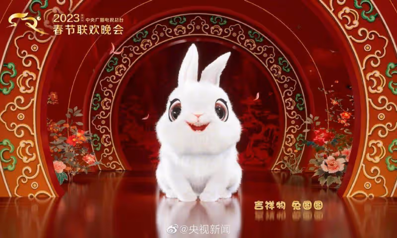 吳磊前往央視大樓彩排兔年春晚，穿羽絨服禦寒，兩位女助理跟隨