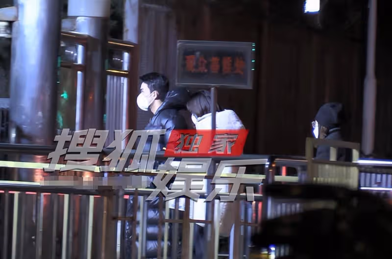 吳磊前往央視大樓彩排兔年春晚，穿羽絨服禦寒，兩位女助理跟隨