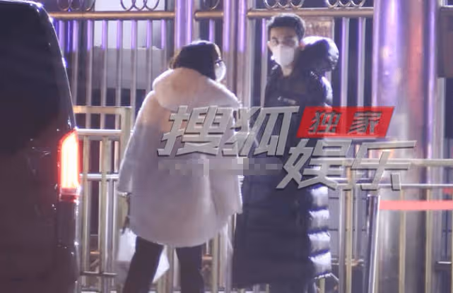 吳磊前往央視大樓彩排兔年春晚，穿羽絨服禦寒，兩位女助理跟隨