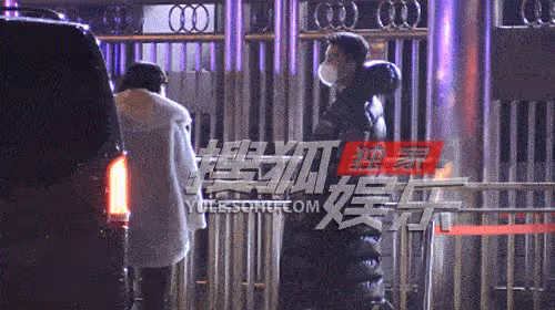 吳磊前往央視大樓彩排兔年春晚，穿羽絨服禦寒，兩位女助理跟隨