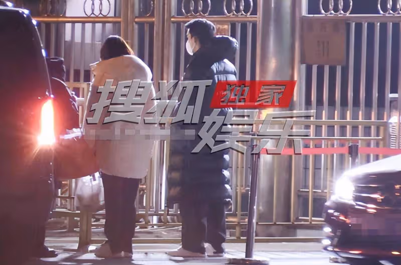 吳磊前往央視大樓彩排兔年春晚，穿羽絨服禦寒，兩位女助理跟隨