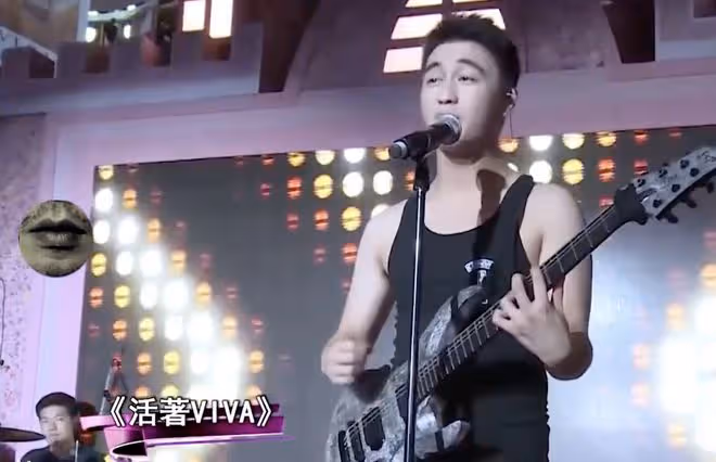 何猷君帶奚夢瑤參加聚會，再唱求婚時歌曲，被異性搭肩膀機智躲閃