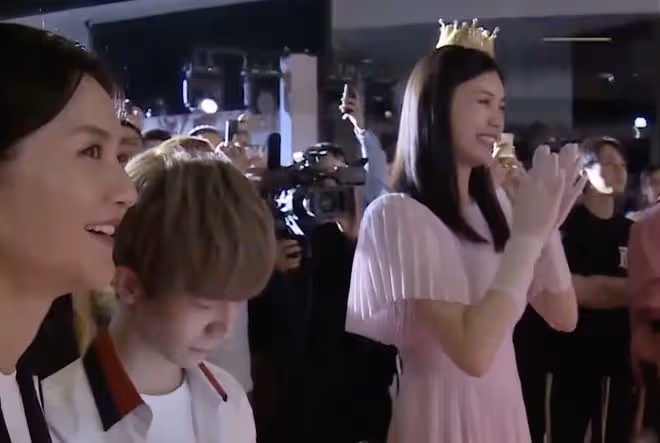 何猷君帶奚夢瑤參加聚會，再唱求婚時歌曲，被異性搭肩膀機智躲閃