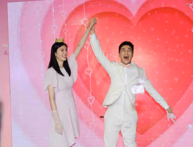 何猷君帶奚夢瑤參加聚會，再唱求婚時歌曲，被異性搭肩膀機智躲閃