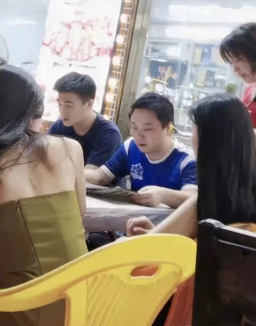 何猷君帶奚夢瑤參加聚會，再唱求婚時歌曲，被異性搭肩膀機智躲閃
