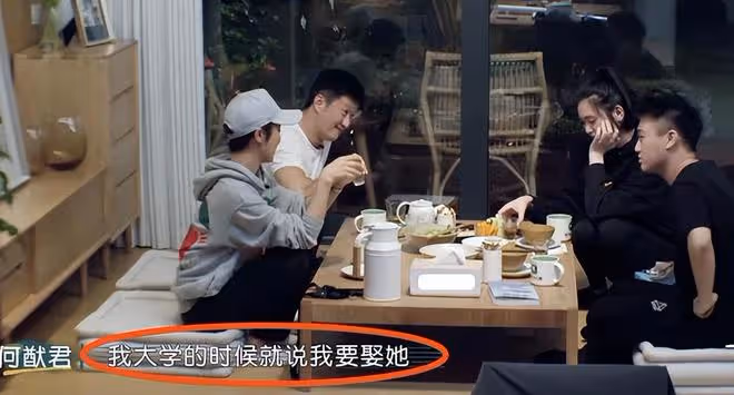 何猷君帶奚夢瑤參加聚會，再唱求婚時歌曲，被異性搭肩膀機智躲閃