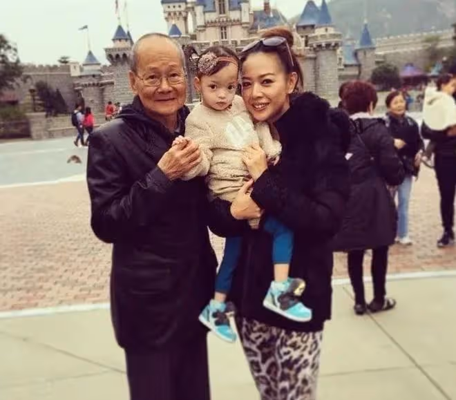 鍾麗淇痛失父親！哥哥媽媽已先後離世，12歲女兒患病不會說話走路