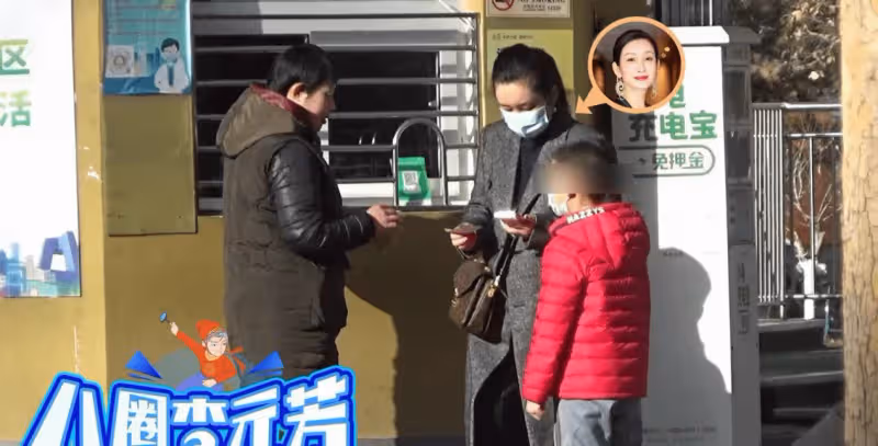 秦海璐帶孩子去遊樂園，一家人騎腳踏車太幸福，8歲兒子顏值高