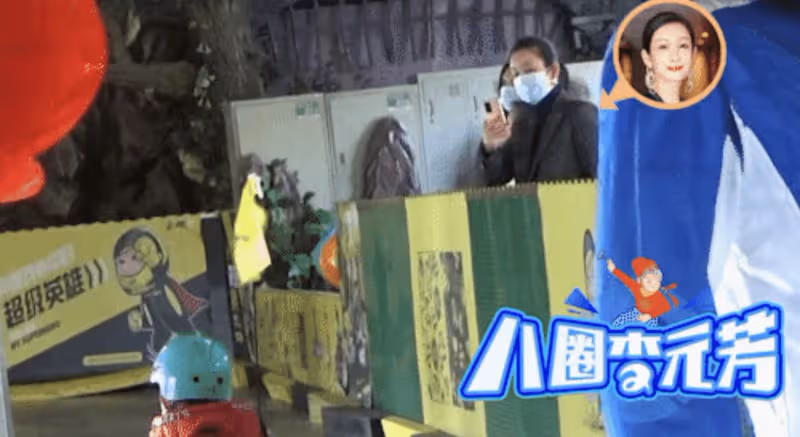 秦海璐帶孩子去遊樂園，一家人騎腳踏車太幸福，8歲兒子顏值高