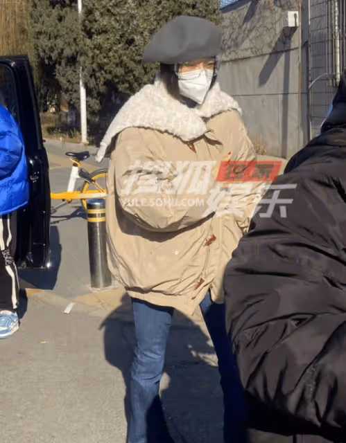 秦嵐悶聲干大事！現身春晚彩排現場被偶遇，身材高挑大長腿太吸睛