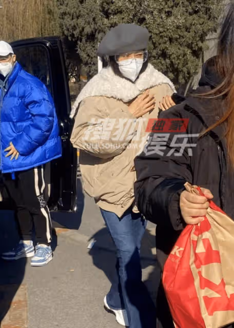 秦嵐悶聲干大事！現身春晚彩排現場被偶遇，身材高挑大長腿太吸睛