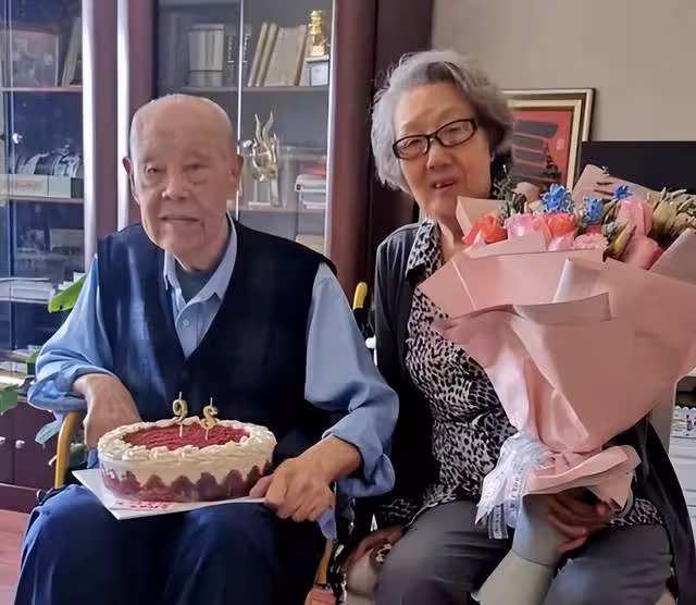 98歲「太上老君」鄭榕病逝，北京人藝悲痛發訃告，馮遠征不舍悼念