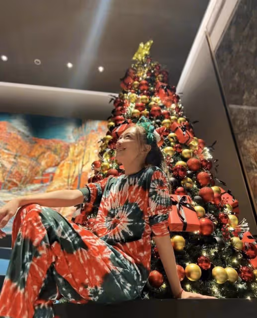 應采兒平安夜曬照，母子三人穿親子裝出鏡，圍繞聖誕樹合影好溫馨