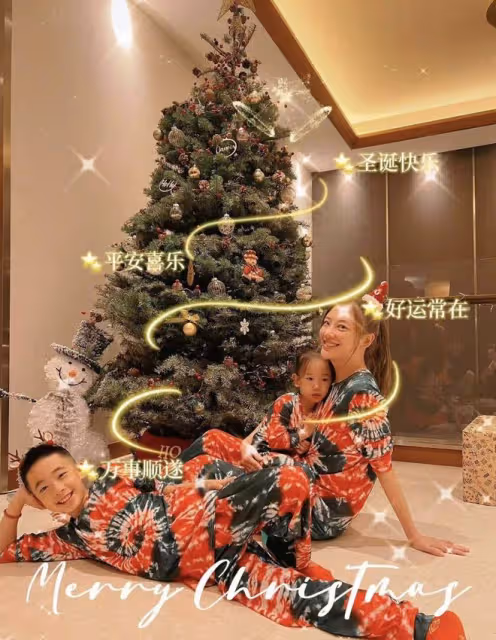 應采兒平安夜曬照，母子三人穿親子裝出鏡，圍繞聖誕樹合影好溫馨