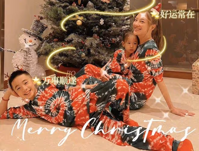 應采兒平安夜曬照，母子三人穿親子裝出鏡，圍繞聖誕樹合影好溫馨