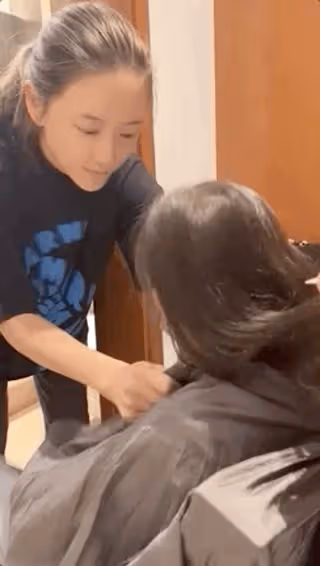 應采兒平安夜曬照，母子三人穿親子裝出鏡，圍繞聖誕樹合影好溫馨