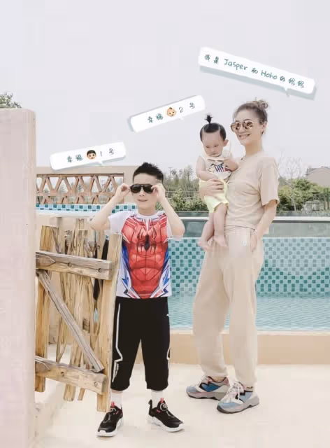 應采兒平安夜曬照，母子三人穿親子裝出鏡，圍繞聖誕樹合影好溫馨
