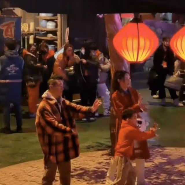 應采兒平安夜曬照，母子三人穿親子裝出鏡，圍繞聖誕樹合影好溫馨