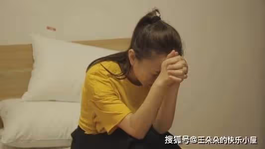 放不下，離婚後前夫來家幫我換燈泡，看到他的手機螢幕，我淚如雨下