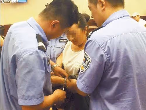 父親外遇後，母親帶著我改嫁，我結婚那天，我把母親和繼父一起送進了監獄