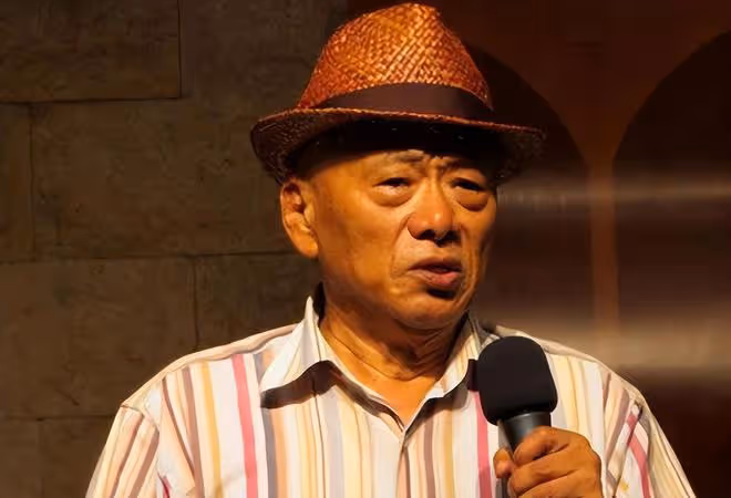老戲骨凌峰泰國養老，77歲愛吃雪糕身體好，與小18歲妻子已斷聯
