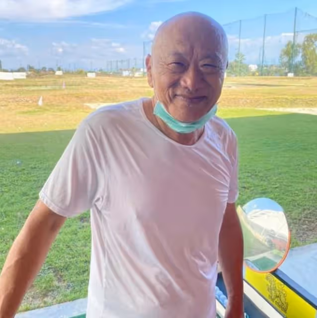 老戲骨凌峰泰國養老，77歲愛吃雪糕身體好，與小18歲妻子已斷聯