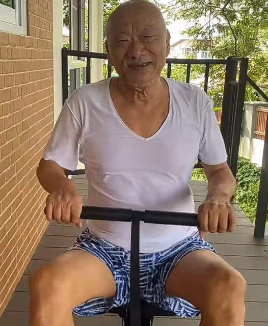 老戲骨凌峰泰國養老，77歲愛吃雪糕身體好，與小18歲妻子已斷聯
