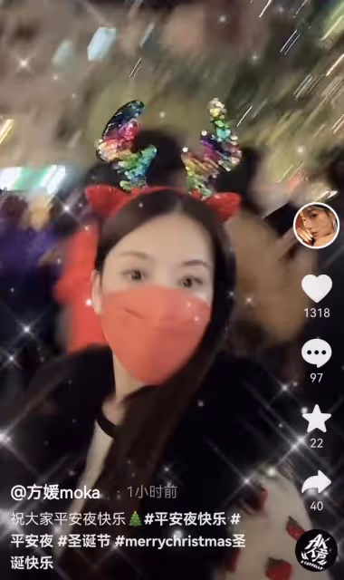 方媛平安夜與老公逛街，57歲郭富城穿衛衣時尚年輕，二人甜蜜依偎