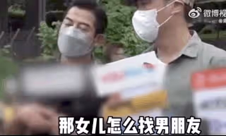 方媛平安夜與老公逛街，57歲郭富城穿衛衣時尚年輕，二人甜蜜依偎