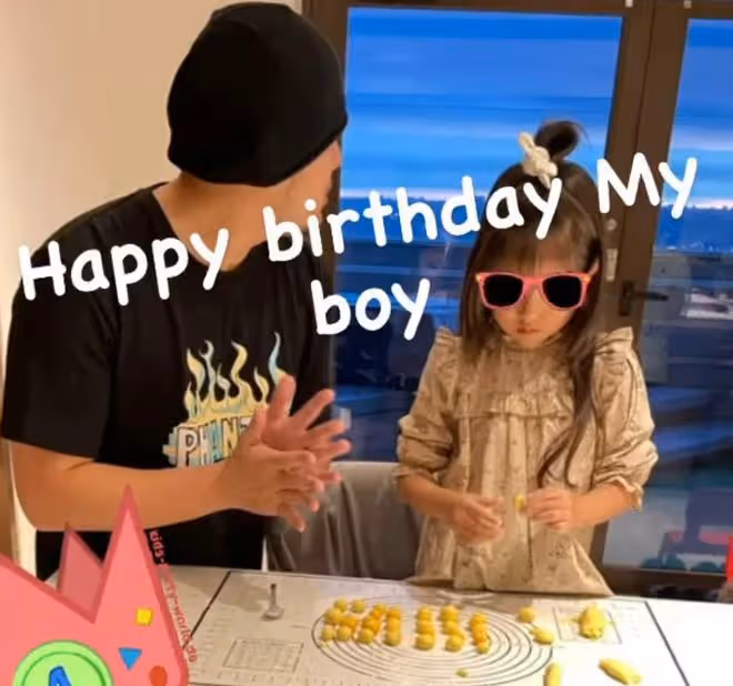 昆凌平安夜曬與周杰倫牽手照，把老公p成聖誕老人，兩人漫步海邊