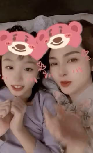 洪欣平安夜曬與女兒唱歌視頻心情超好，不受張丹峰畢瀅風波影響