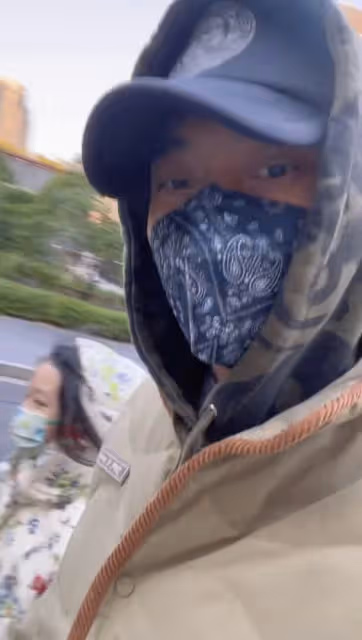 洪欣平安夜曬與女兒唱歌視頻心情超好，不受張丹峰畢瀅風波影響