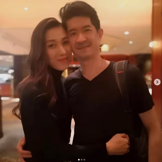 鍾嘉欣生三胎後首曬全家福，一家五口聖誕樹旁合影，三姐弟像爸爸