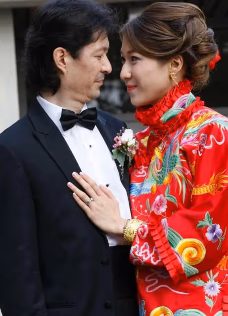 鍾嘉欣生三胎後首曬全家福，一家五口聖誕樹旁合影，三姐弟像爸爸