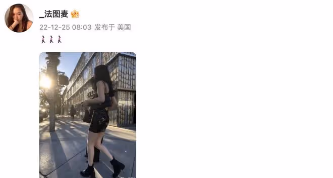 李詠20歲女兒曬街拍照，穿弔帶短裙挽著母親逛街，身材出眾好自信