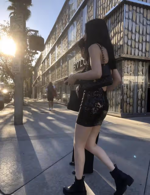 李詠20歲女兒曬街拍照，穿弔帶短裙挽著母親逛街，身材出眾好自信