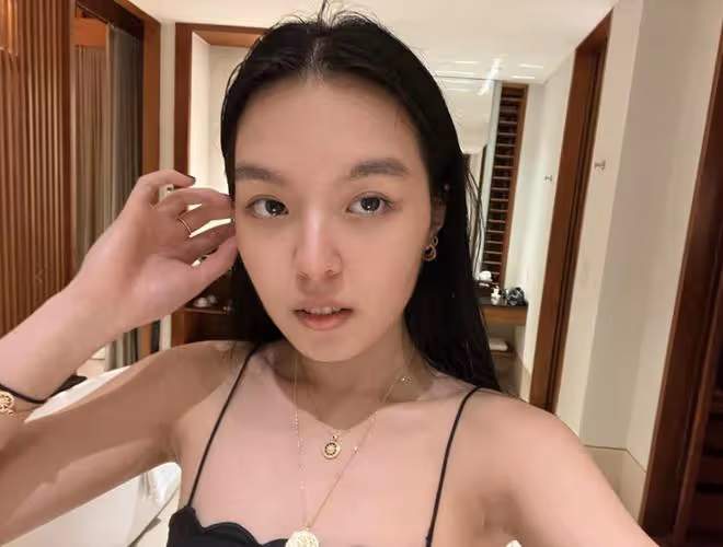 李詠20歲女兒曬街拍照，穿弔帶短裙挽著母親逛街，身材出眾好自信