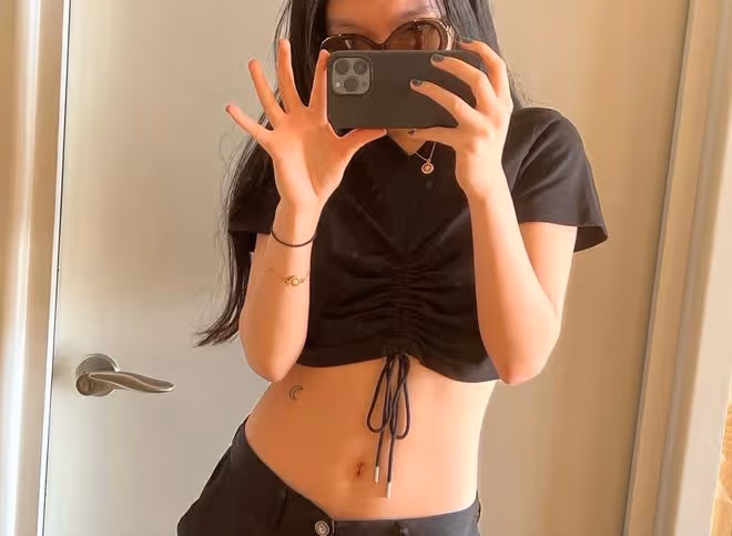李詠20歲女兒曬街拍照，穿弔帶短裙挽著母親逛街，身材出眾好自信