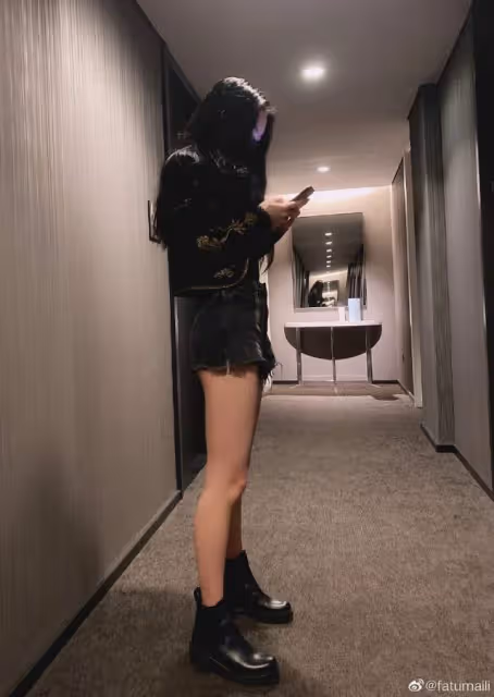 20歲法圖麥身材太火辣，穿露背包臀裙秀大長腿，挽手媽媽美國逛街