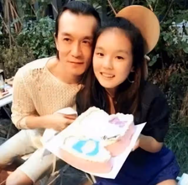 20歲法圖麥身材太火辣，穿露背包臀裙秀大長腿，挽手媽媽美國逛街