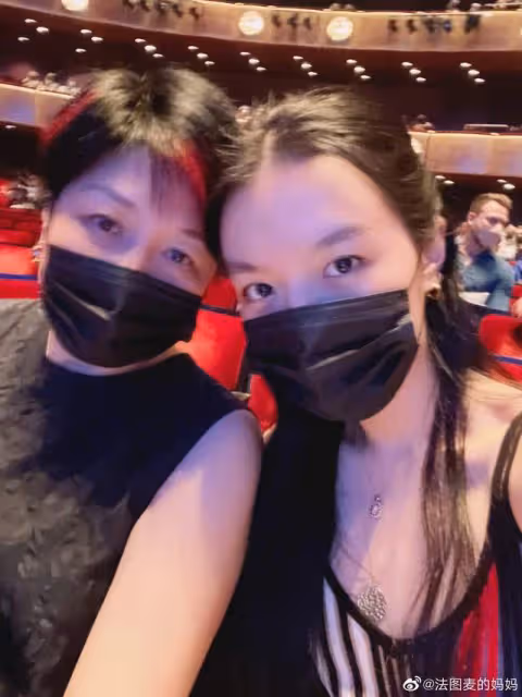 20歲法圖麥身材太火辣，穿露背包臀裙秀大長腿，挽手媽媽美國逛街