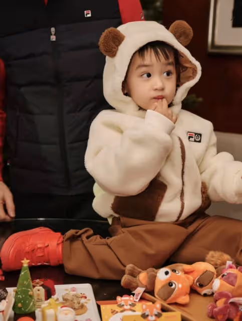 陳凱琳聖誕節曬全家福，挺三胎孕肚親吻鄭嘉穎，老夫少妻超恩愛