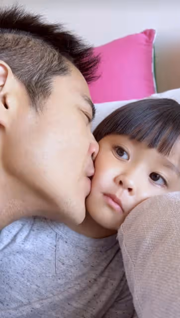陳凱琳聖誕節曬全家福，挺三胎孕肚親吻鄭嘉穎，老夫少妻超恩愛
