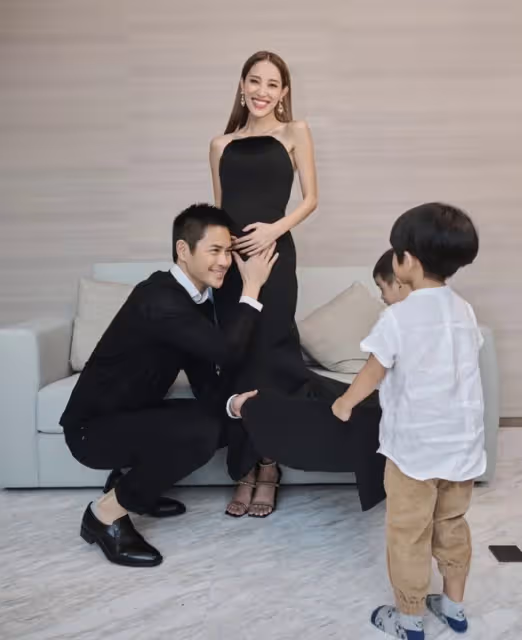 陳凱琳聖誕節曬全家福，挺三胎孕肚親吻鄭嘉穎，老夫少妻超恩愛
