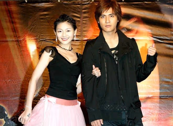 41歲周渝民罕秀恩愛！與演員妻子依偎很甜蜜，衣服穿10年太節儉