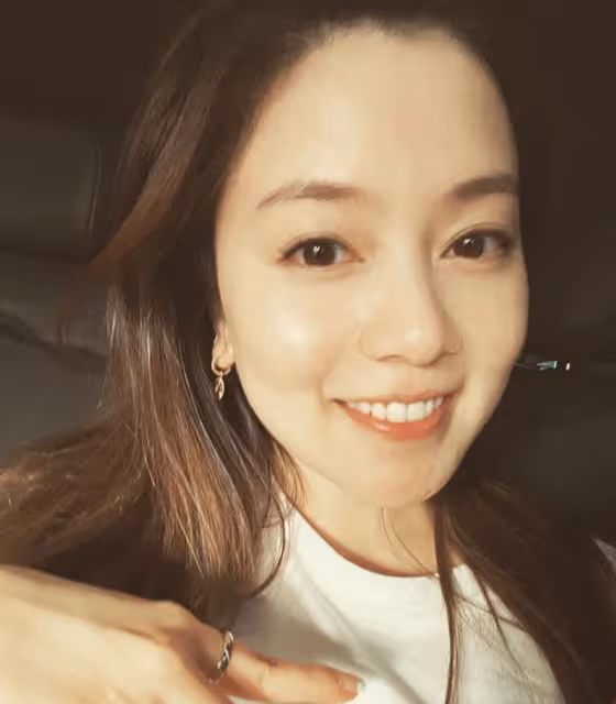41歲周渝民罕秀恩愛！與演員妻子依偎很甜蜜，衣服穿10年太節儉