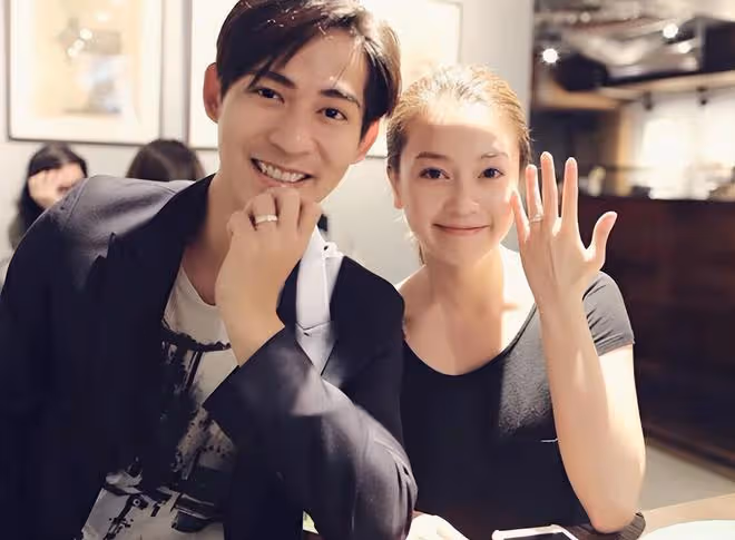 41歲周渝民罕秀恩愛！與演員妻子依偎很甜蜜，衣服穿10年太節儉